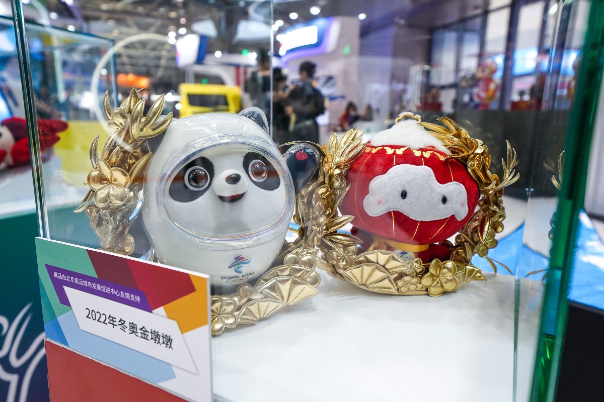 AmazingChaoyang's tweet photo. Chaoyang district of #Beijing shines with its unique #Olympic vibe at the 19th #ICIF!🤩
Experience the allure of the Olympic spirit as you appreciate the Olympic highlights and the iconic designs of the 2008 and 2022 #BeijingGames!💖 #AmazingChaoyang #Beijing2008 @Beijing2022 https://t.co/Z72nmygtCr