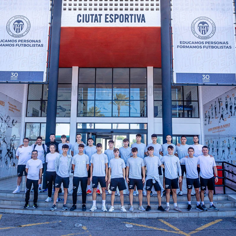 Academia_VCF's tweet photo. 🏆 El #VCFJuvenil 🅰️, a ganar la @AlAbtalCup_ar para cerrar una 𝙜𝙧𝙖𝙣 𝙩𝙚𝙢𝙥𝙤𝙧𝙖𝙙𝙖 🔝

🦇 El juvenil valencianista se enfrenta este 𝐬𝐚́𝐛𝐚𝐝𝐨 a las 𝟏𝟔:𝟎𝟎 𝐡 a la @lafabricacrm

🏟️ Eden Arena 
📍 Praga

#CORVCF #ADNVCF