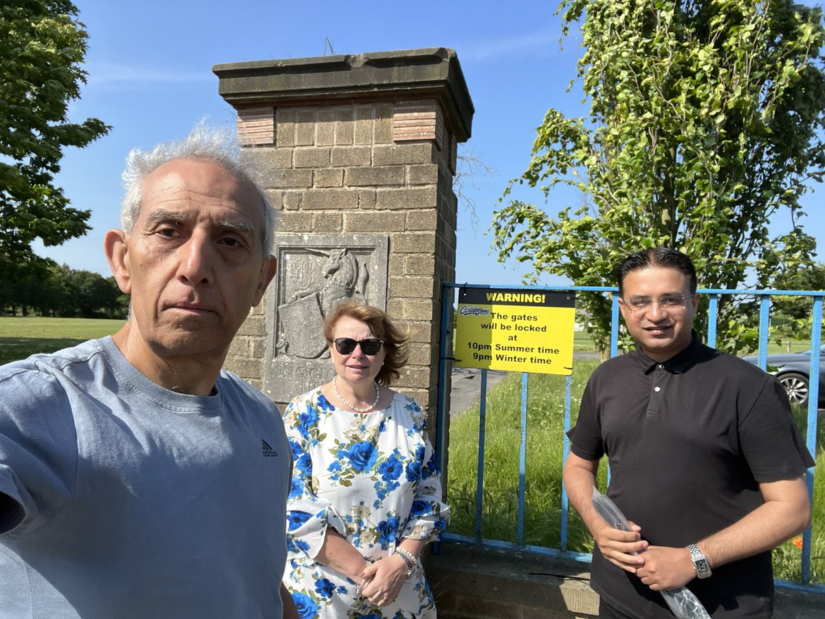 Blagreaves Labour Team were informed that a sign from King Georges V Playing Field was removed. The team took swift action & had the sign back up again in no time. 
#WorkingAllYearRound #ActionNotJustWords