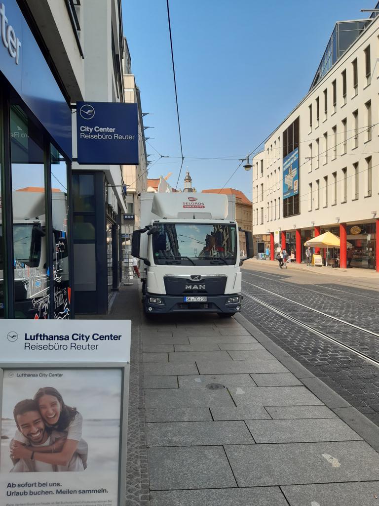 Und eine ganze Schulklasse musste auf die Straße ausweichen. 👏💪 Große Steinstr. #Halle
#runtervomgehweg
#städtefürmenschen

Es ist so was von gefährlich als Fußgänger oder Radfahrer. Autos gehören aus der Innenstadt verbannt.