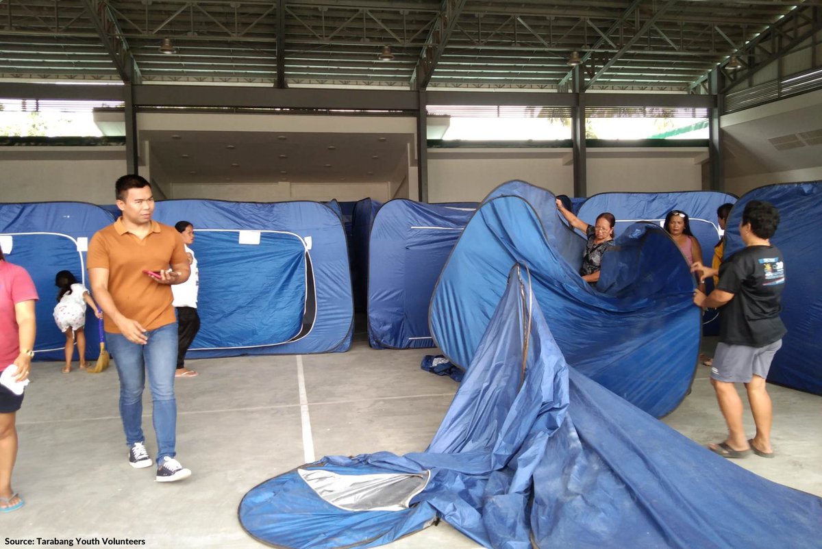 SaveChildrenPH's tweet image. Families, including children, are being forced to evacuate the nearby areas of #Mayon. 407 families or 1,548 persons are now taking refuge in Guinobatan Community College, Brgy. Mauraro, Guinobatan. 

📷by Tarabang Youth Volunteers, one of our partners in Bicol #AlertLevel3