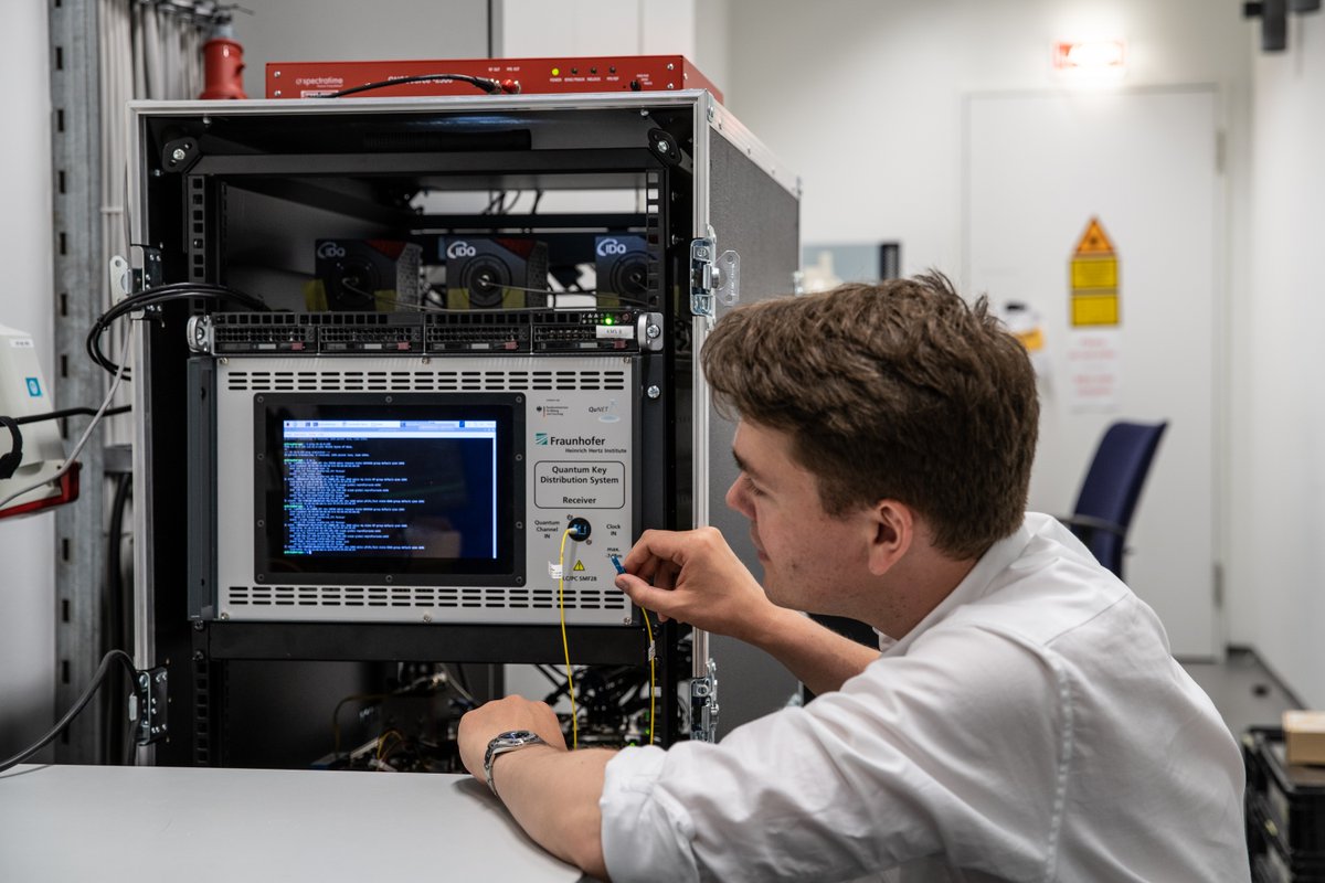 FraunhoferHHI's tweet photo. Our team has completed the first key experiment in the #QuNET project!
It emulated application scenarios for free-space ad-hoc #QKD links that bridge fiber gaps. These links are important to ensure government communication stays secure and reliable.
More: https://t.co/S3TaT0SHji https://t.co/CdoZKat7V0