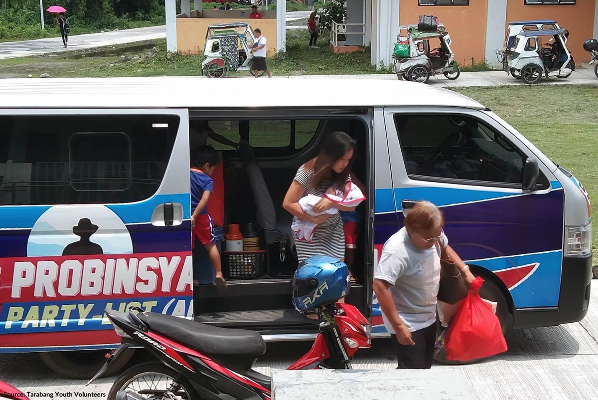 SaveChildrenPH's tweet image. Families, including children, are being forced to evacuate the nearby areas of #Mayon. 407 families or 1,548 persons are now taking refuge in Guinobatan Community College, Brgy. Mauraro, Guinobatan. 

📷by Tarabang Youth Volunteers, one of our partners in Bicol #AlertLevel3