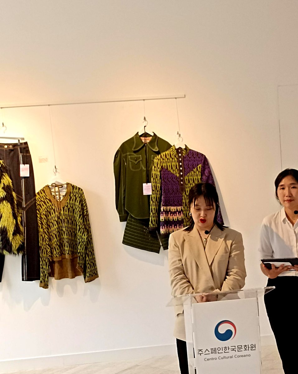 HumanaSpain's tweet photo. Ayer se inauguró en el Centro Cultural Coreano en Madrid (Castellana, 15) la Exposición K-Fashion #KONCIENCIA de #modavegana, de la mano de #VeganTiger y su creadora Yang Yoona
Colaboramos con un punto de recogida de textil usado https://t.co/AXv01h8vnc