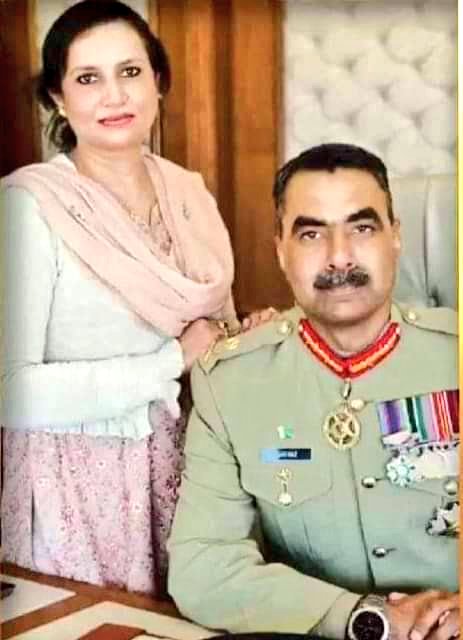 soldierspeaks's tweet photo. #MustRead Questions⬇️
ہماری 26 سال کی شادی کے دوران، میں جانتی تھی کہ وہ شہید ہوں گے ، مجھے ہر روز اس کی توقع تھی جب وہ گھر سے نکلتے تھے انہوں نے ہمیشہ سامنے سے قیادت کی اگر ضرورت پڑی تو ملک کے لیے اپنی جان دینے کو تیار رہے میں نے ان کے جذبات کو سمجھا اور سپورٹ کی اپنی اہلیہ کے تعاون کے بغیر ⁦ ایک افسر اپنے ملک کی مکمل خدمت ن��یں کر سکتا اور اس لیے میں نے اپنے ملک اور شوہر کے لیے اپنا فرض ادا کیا اور اس بات کو یقینی بنایا کہ سرفراز کو معلوم ہے کہ انہیں ہمیشہ میری حمایت حاصل ہے

مسز لیفٹیننٹ جنرل سرفراز علی شہید

Questions:

Why did Bajwa conceal that he was returning from Afghanistan?

Why was his investigation not done in a way to ascertain reasons of his likely assassination?

Who was most threatened of his likely elevation to be the next COAS? 

May be a leak in future disclose in detail of mysterious assassination of the General Officer! Which we believe to be an accident so far...