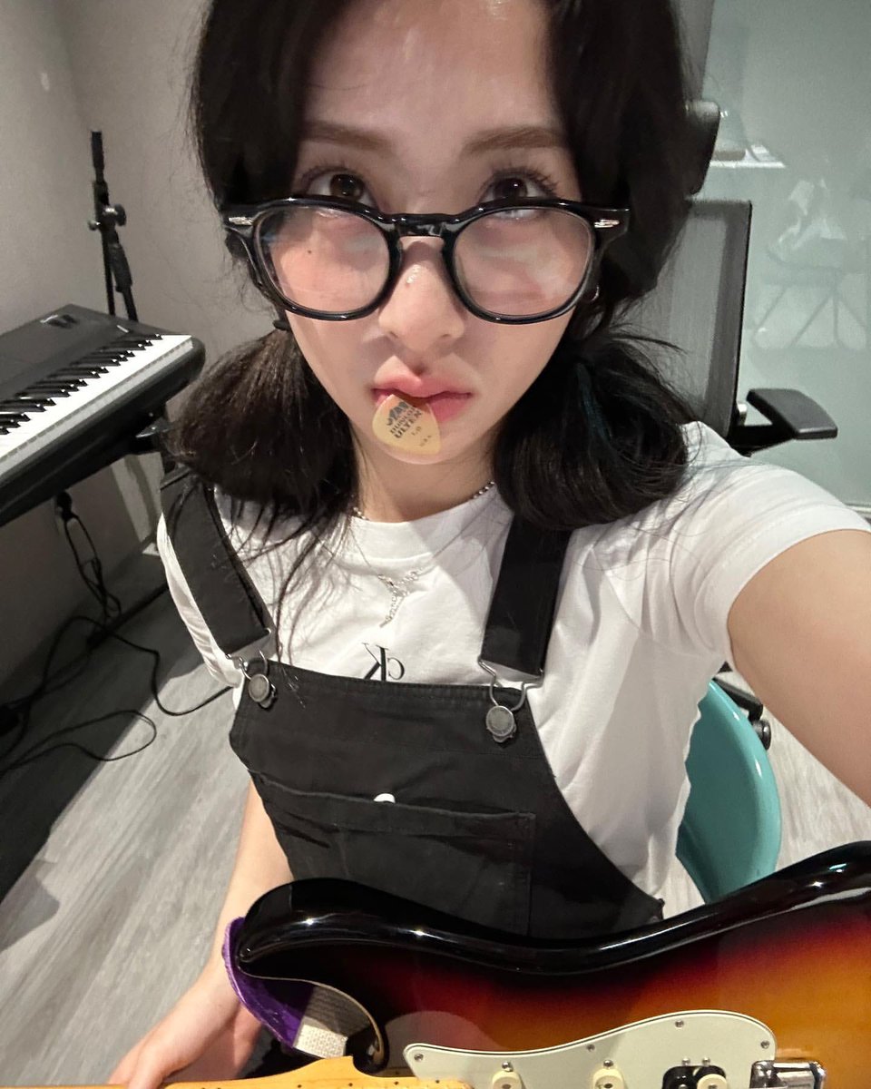 sserapics's tweet photo. yunjin update instagram https://t.co/5vnd4QkHif