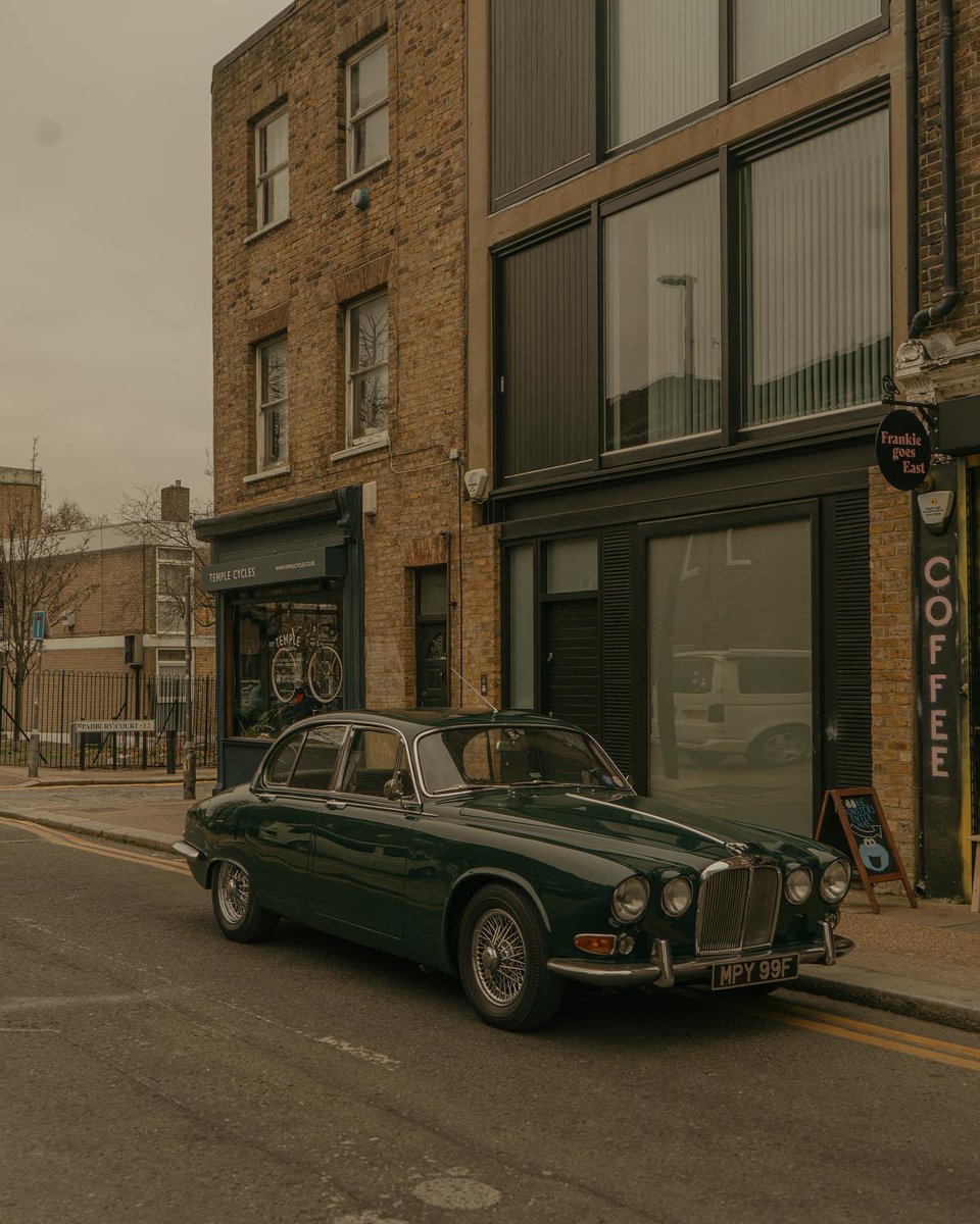 I really like taking photos of classic cars. 🚗

#photographer #photography