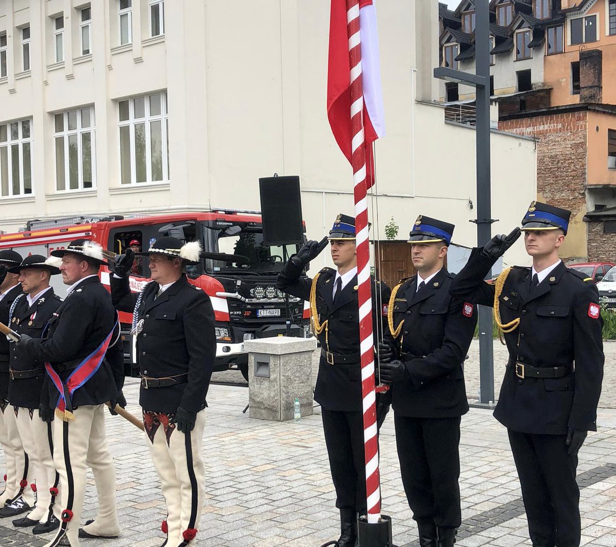 🇵🇱👨‍🚒Zastępca @KGPSP nadbryg. Krzysztof Hejduk wraz z komendantem @kwpspkrakow nadbryg. Piotrem Filipkiem oraz strażakami #PSP i druhami #OSP powiatu tatrzańskiego biorą udział w #Zakopane w uroczystych obchodach #DzieńStrażaka2023.