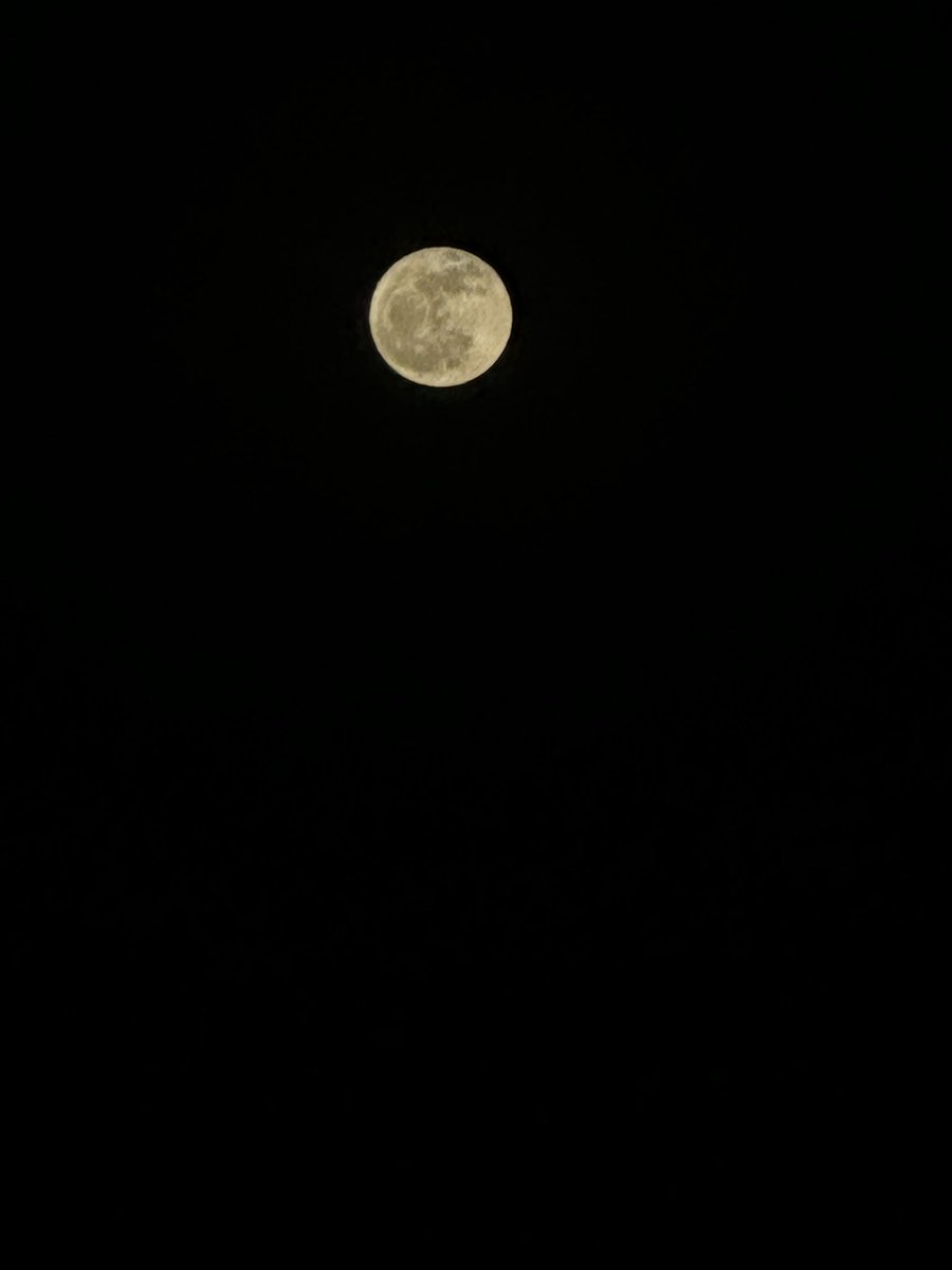 تصويري للقمر🌝🧡
تو واحيت انزلهن هنا😂🌪️