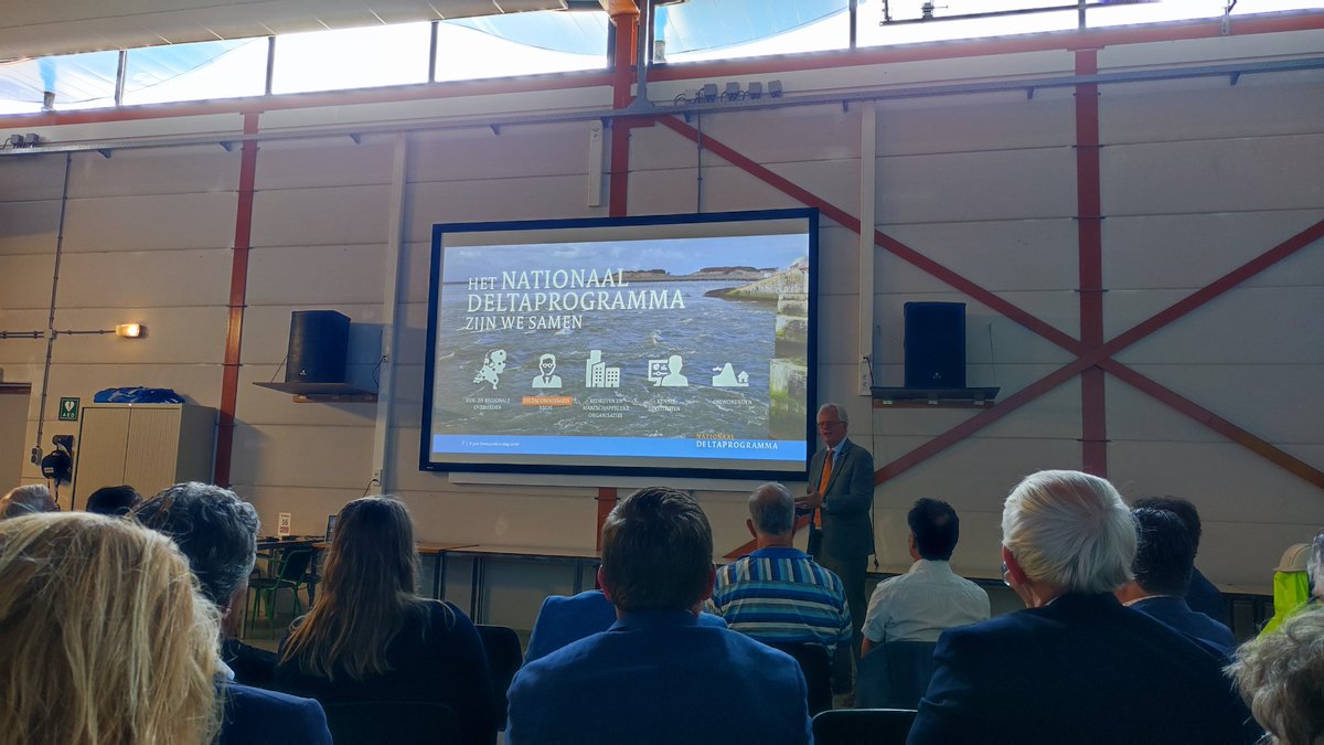 PvdAHHNK's tweet image. #VeiligVoldoendeAdaptief, de keywords uit het #Deltaprogramma, hier uitgelegd door Deltacommesaris @PCGGlas bij de #bestuurdersdagWaterschappen  @waterschappen