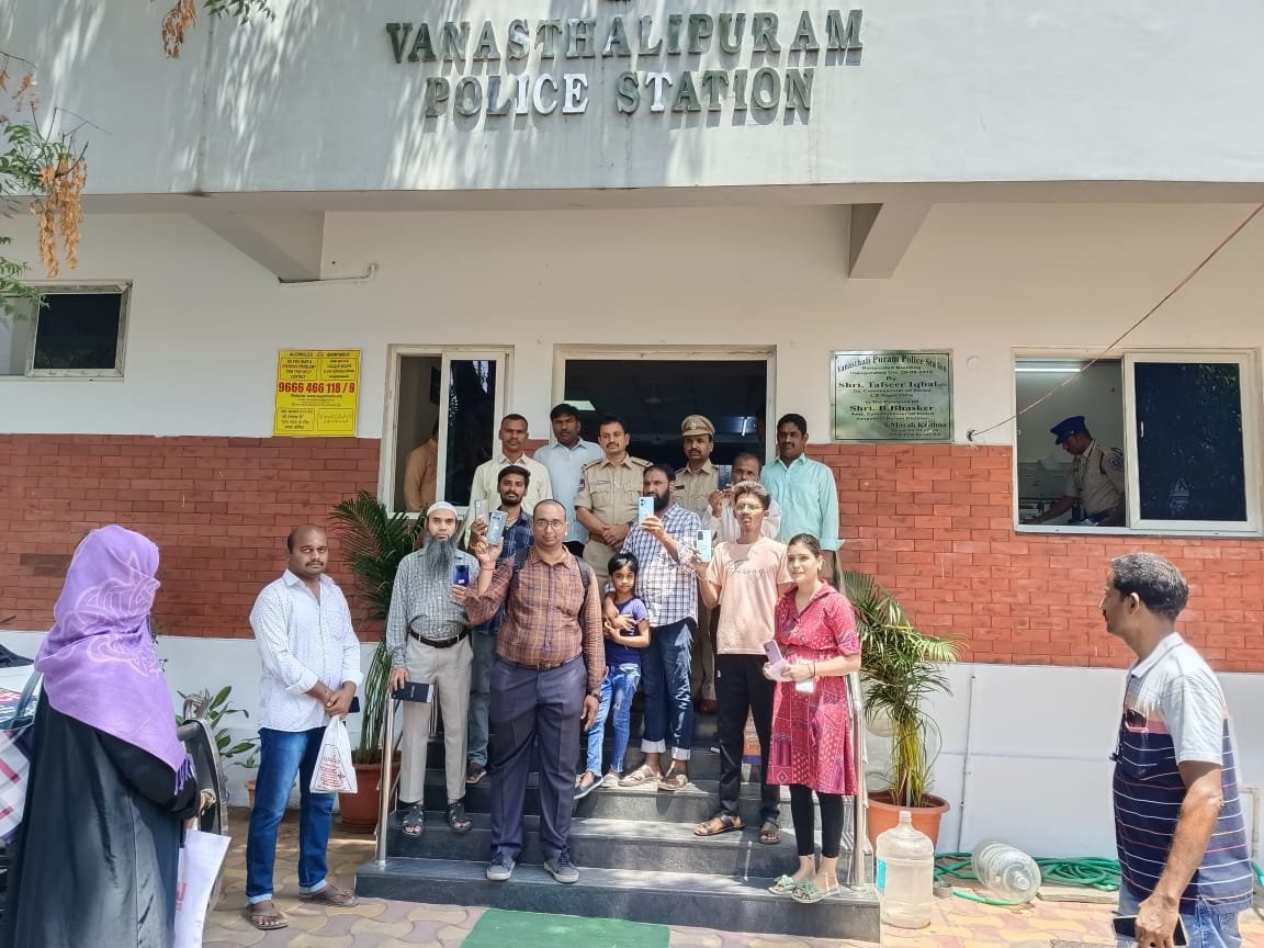 MalkajgiriCop's tweet photo. The @Vanasthaliprmps Police #traced 10 lost #Mobiles through #CEIR_Portal and handed it over to the complainants. They expressed their heartfelt thanks to the #TelanganaPolice.

@CIDTelangana @TelanganaCOPs @DCPLBNagar @DcpMalkajgiri @DcpBhongir @DCPMaheshwaram @AcpVPuram https://t.co/RKZN4b45uR