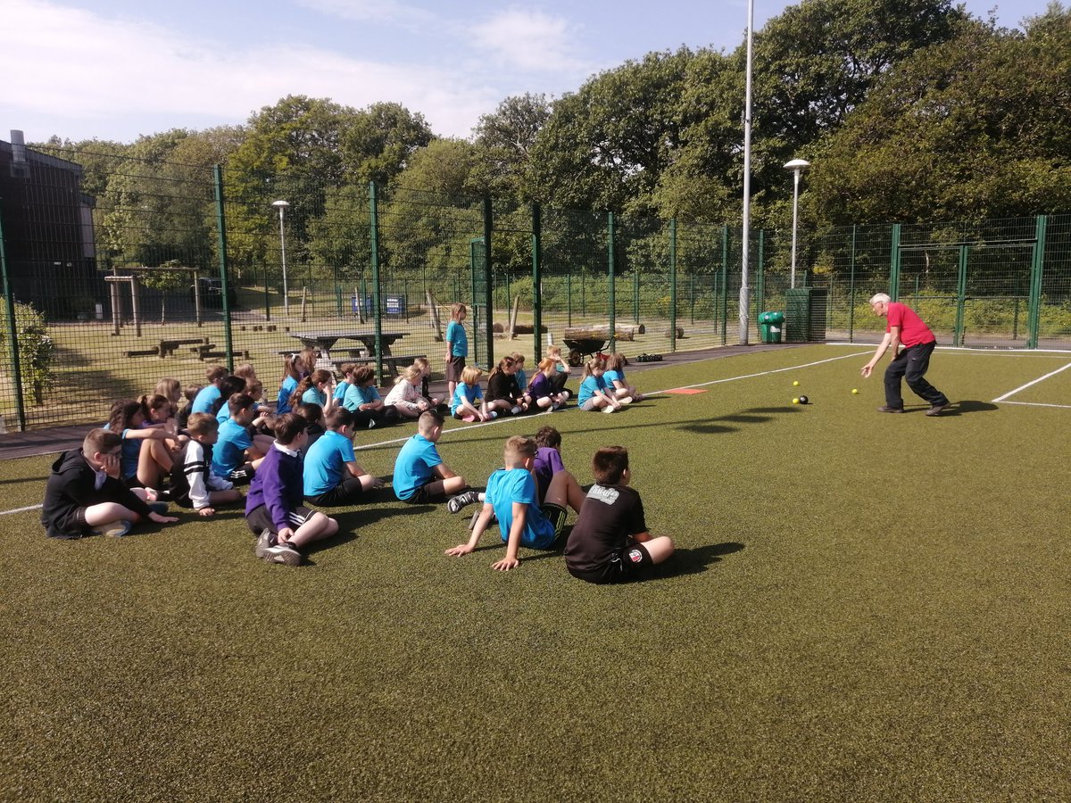 CarregHirfaen's tweet photo. Emyr yn dysgu ni sut i chwarae bowls,pawb wedi mwynhau! #LlesCH #RhosCH #CaioCH #FanaCH https://t.co/uuJA9BpM8t
