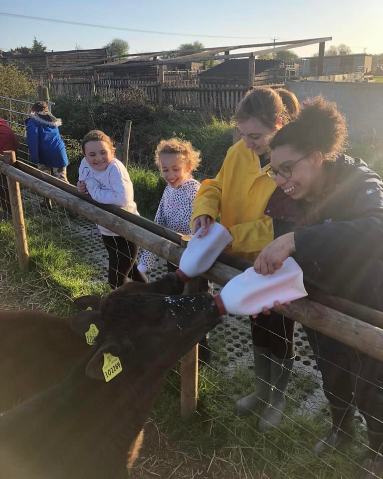 CurlysFarm's tweet photo. Today for #futurefarmingfriday we would like to introduce some of our #curlysyoungfarmers, the very first #youngfarmers on the Isle of Sheppey! Meeting weekly, our young farmers learn about farming, showing and country life. These Young Farmers really are the future of farming. ♥️
#farmingfortnight #leafeducation