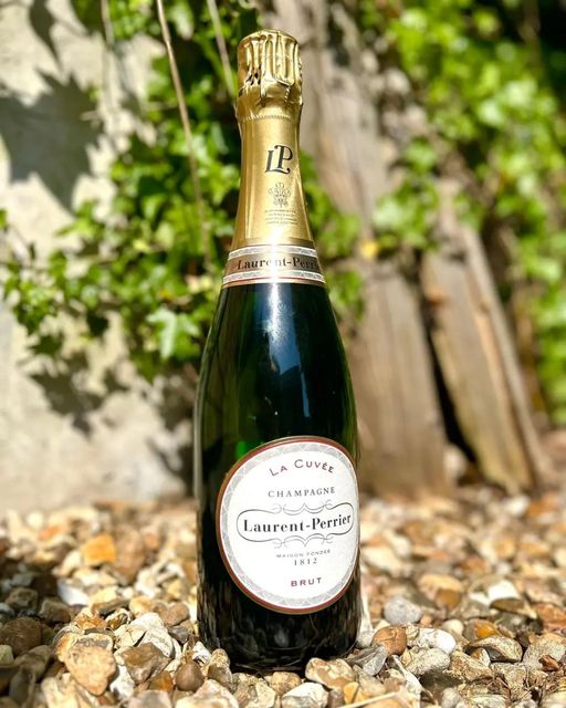 Hello sunny Chiswick! ☀️ 
Run to the store to grab yourself a bottle of sparkles, Laurent-Perrier Brut just £34.99 🥂
And come in to find more amazing, Hot summer deals 

#majesticchiswick #majesticwine #winesale #winelover #wine #Chiswick #laurenperrier #champagne