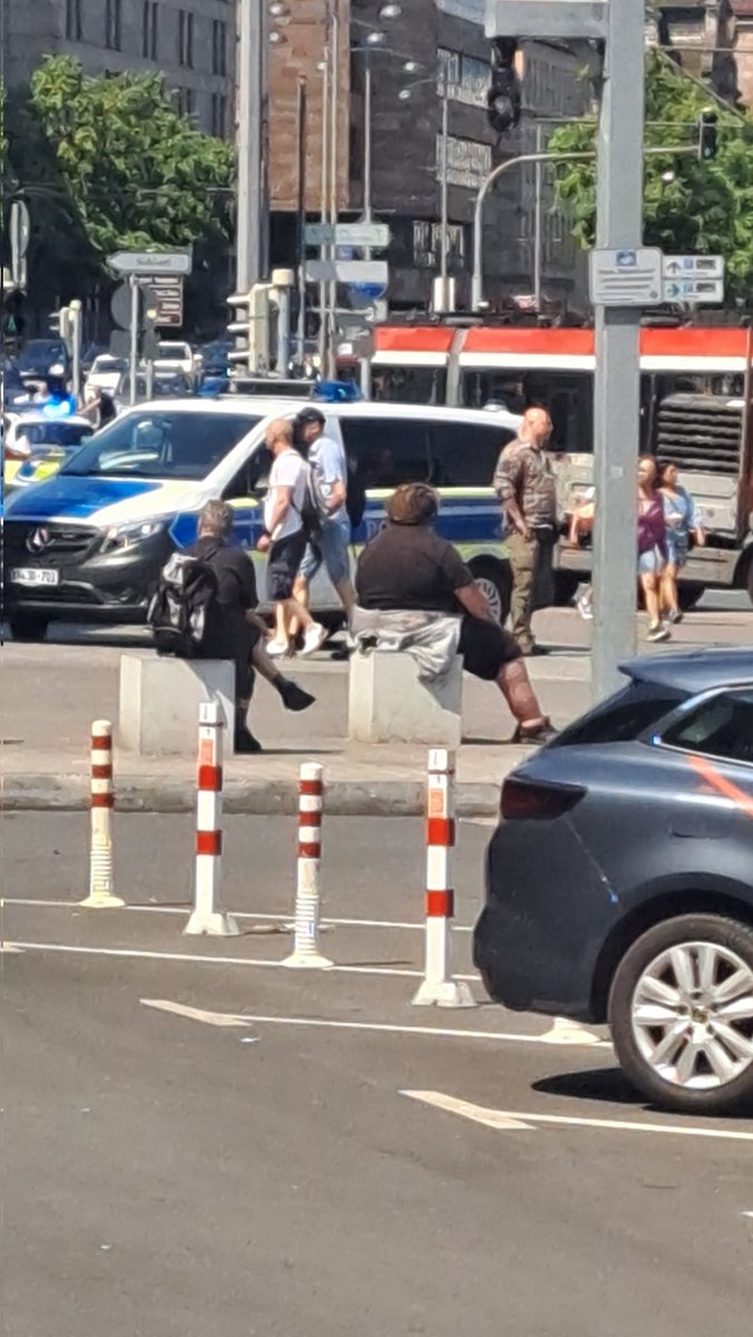 Trotz Polizeieinsatz wegen Klimaklebern bleibt der Lord weiterhin standhaft und verteidigt sein Eigentum! #drachenlord