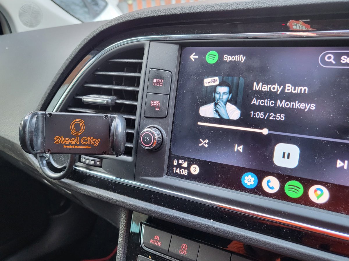 👏 It's FRIDAY!!!
🎼 Little throwback from earlier in the year for anyone going to see the @ArcticMonkeys!! 
🔍 Not so-subtle placement of our branded car phone mounts!

#FridayFeeling #SheffieldIsSuper #SheffieldBusiness #BrandedCarItems #MarketingIdeas