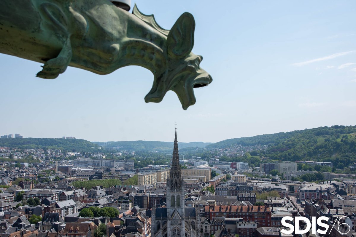 Exercice des nouvelles recrues à la cathédrale de @rouen cette semaine.

ℹ️ Les sapeurs-pompiers ont également pour mission de protéger le patrimoine.
