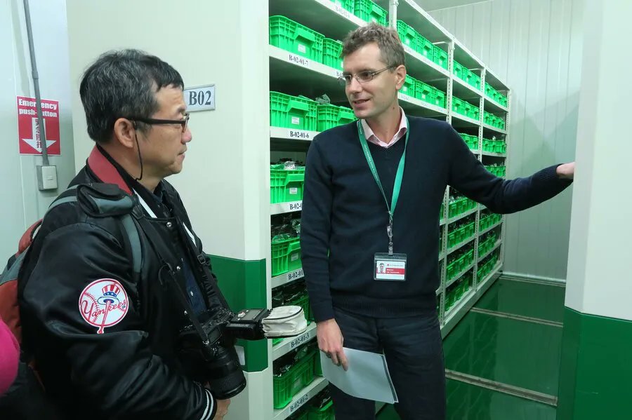 CropTrust's tweet photo. This week, @WorldVegCenter deposited 22 boxes of nearly 8,550 samples of vegetable, aromatic and medicinal plants on the chilly shelves of the Svalbard @GlobalSeedVault. 

Their Genebank Manager @mvanzonneveld explains the importance of this deposit ➡️ https://t.co/9bdWAmlfZz https://t.co/QCv8Tnmisa