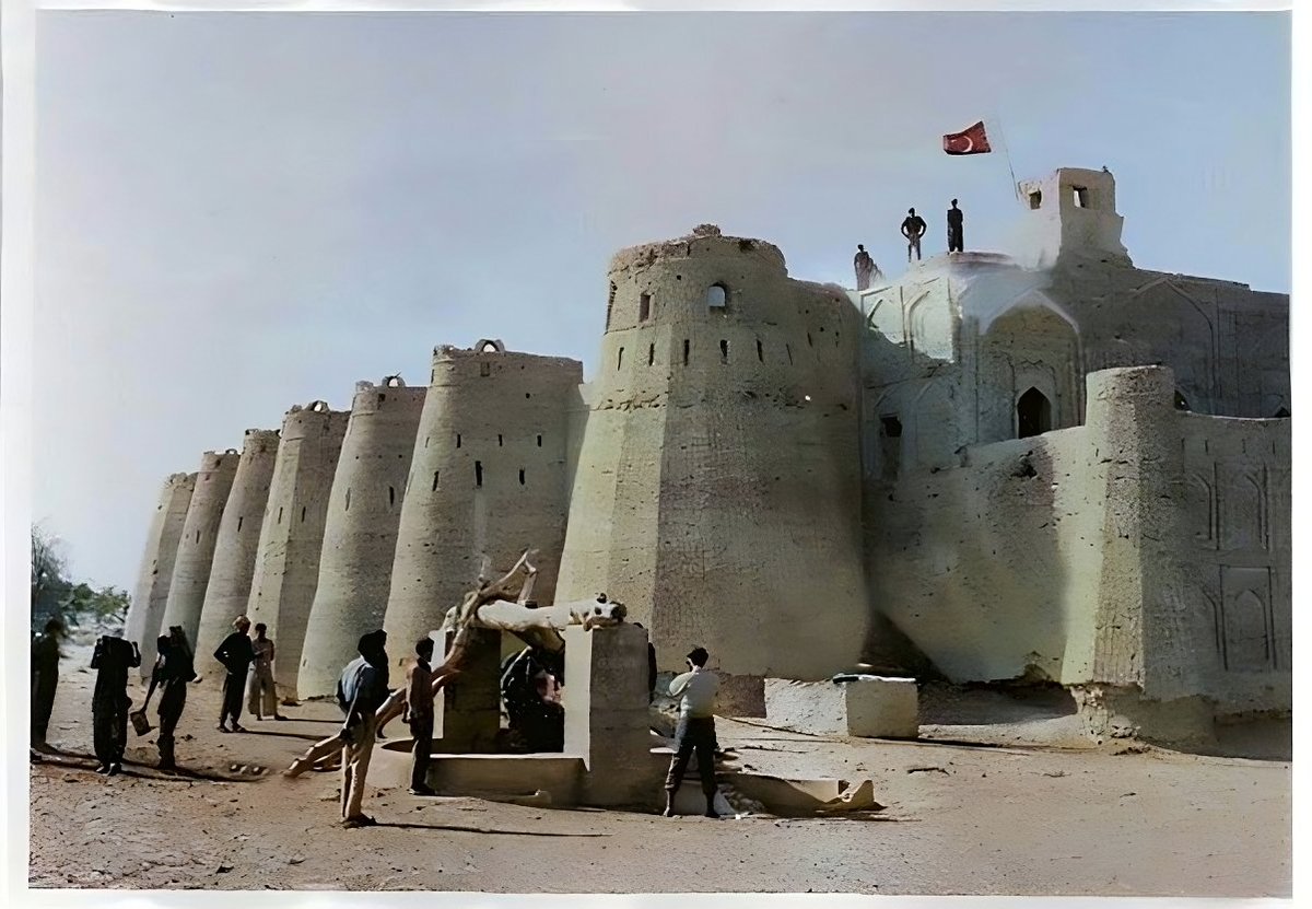 The Famous photo of Kishangarh Fort, Rajasthan. 1965. Troops of Desert Force in the photo, a mix of Pak Army, Reservists, Rangers and Sindhi Hurr volunteers.