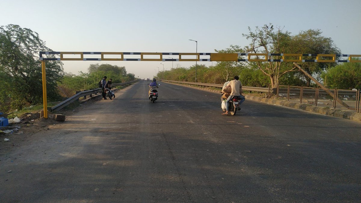 NHAI erects barrier to restrict heavy vehicle movements on Shastri bridge