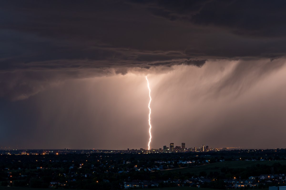 K_CuT_Wx's tweet photo. What an epic lightning show over downtown #Denver this evening. #COwx @NWSBoulder https://t.co/u1ZIO9wbKE