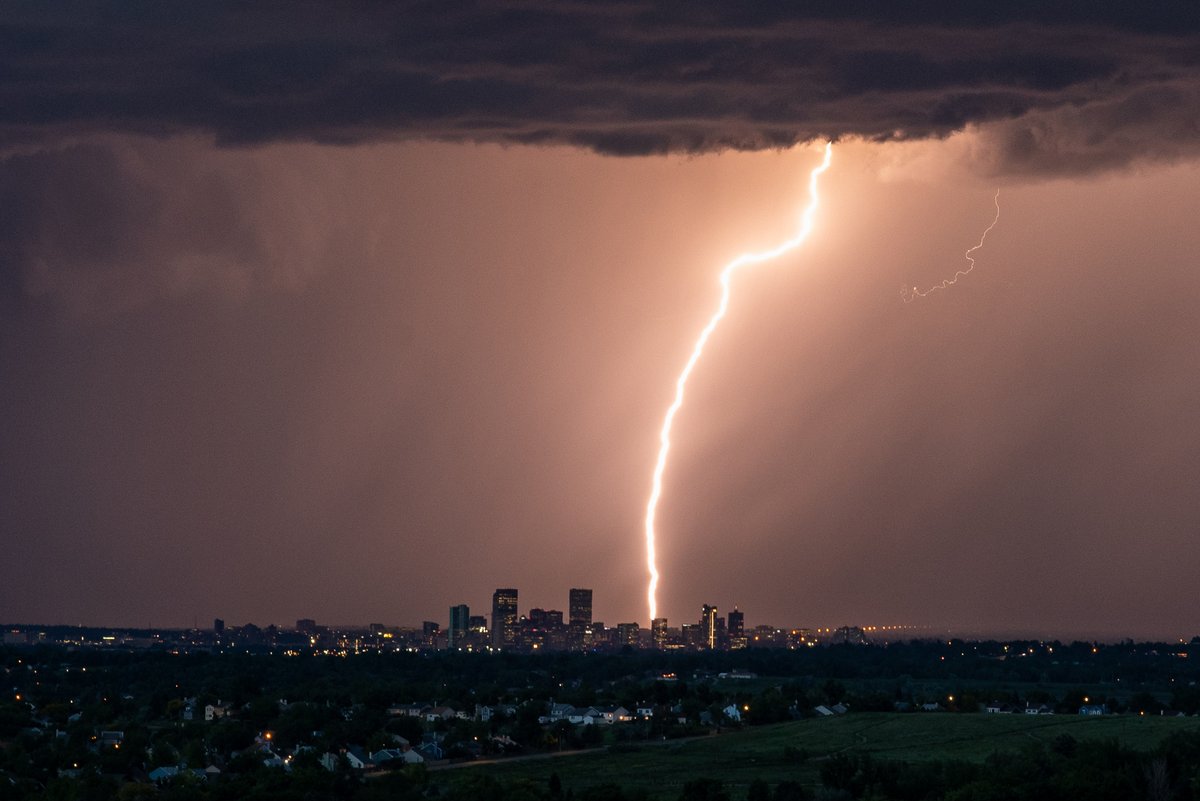K_CuT_Wx's tweet photo. What an epic lightning show over downtown #Denver this evening. #COwx @NWSBoulder https://t.co/u1ZIO9wbKE