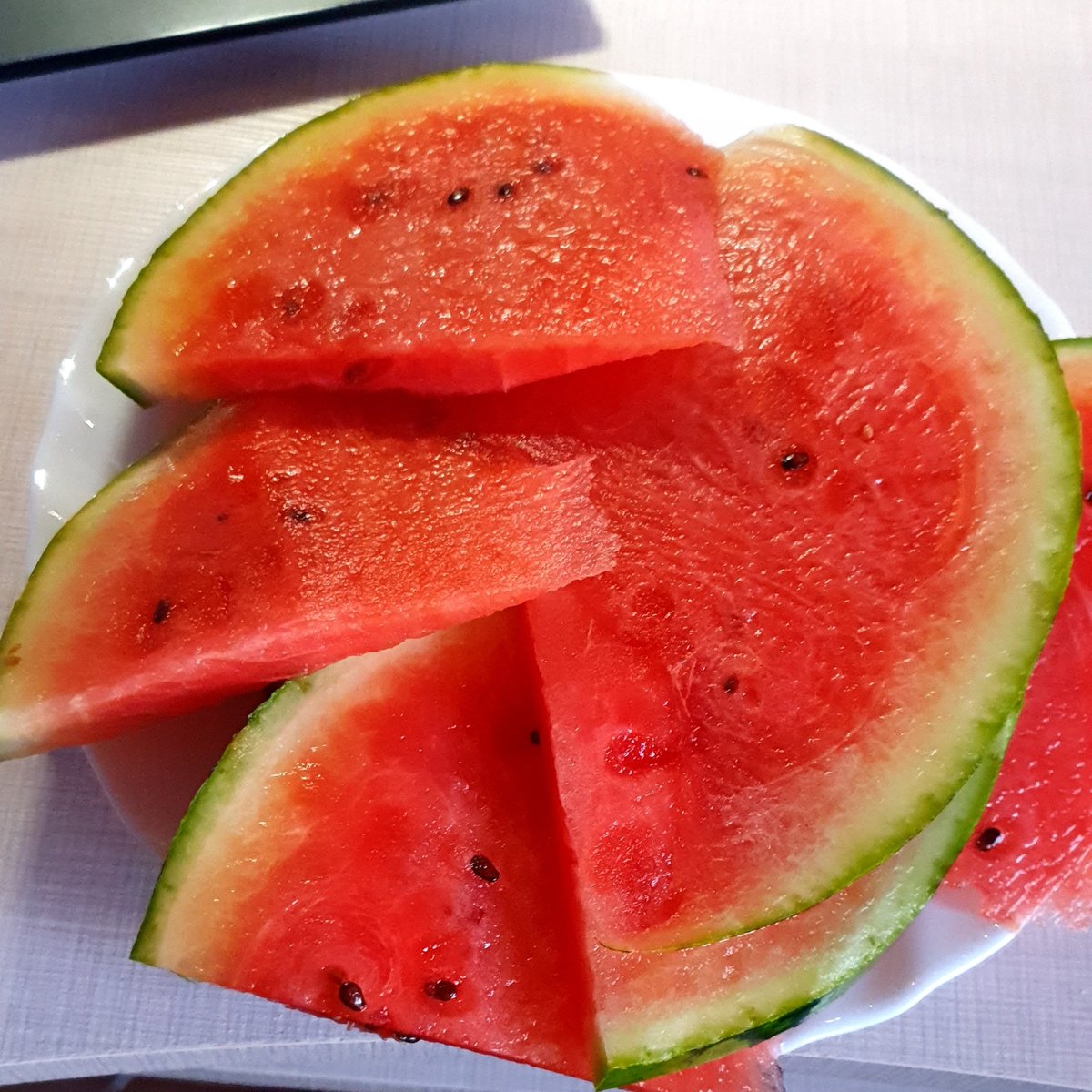 Внимание, маленький арбуз с маленькими семечками, которые можно не выплёвывать