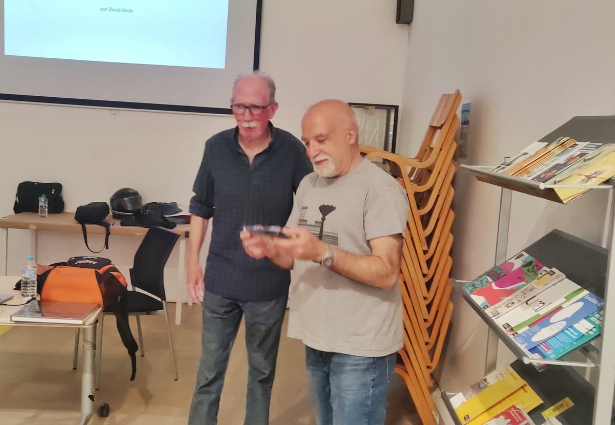 afosants's tweet photo. Ahir xerrada fotogràfica de @davidairob “L'encant de fotografiar allò proper”
/ Ayer charla fotográfica de @davidairob “El encanto de fotografiar aquello cercano”
#fotografia #fotografía #fotoviajes #fotografiaviajes #fotografiaviarges #afosants #fotobarcelona #sants #fotobcn https://t.co/Sf22V8jYy8
