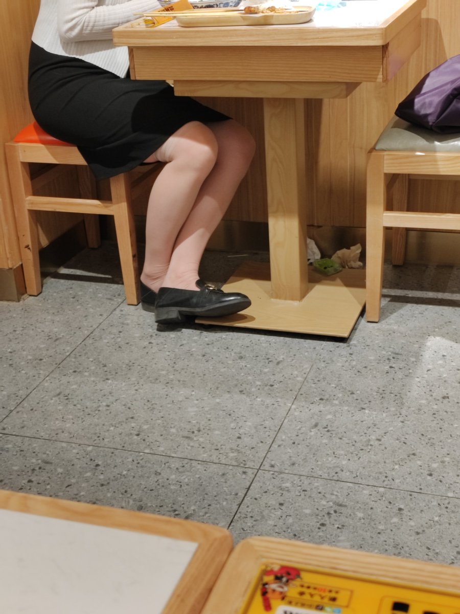 aidbear3's tweet photo. #街拍
#美腿丝袜
���天的午餐秀色可餐，多拍了几张，竟然石更了。 https://t.co/xIVEboffxB