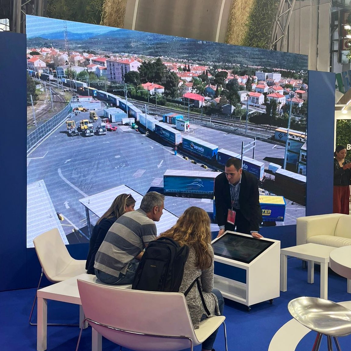 LaCarabaSL's tweet photo. Amb @ServetoHQL presents al @SILBarcelona 2023!
Construcció, disseny i serveis audiovisuals per al seu estand.
#Sil2023 #serveisaudiovisuals #Serveto #LaCaraba https://t.co/lotjxI1Q1O