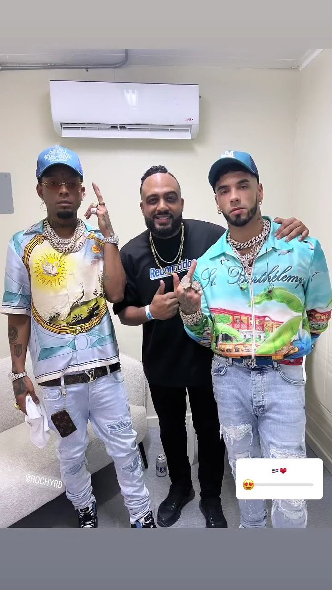 legendanuel's tweet photo. De 🐐 a 🐐 @RochyRDLaKabra x @Anuel_2bleA "Los Premios Heat" 🇩🇴🐐🏆 https://t.co/ieFadFviyl