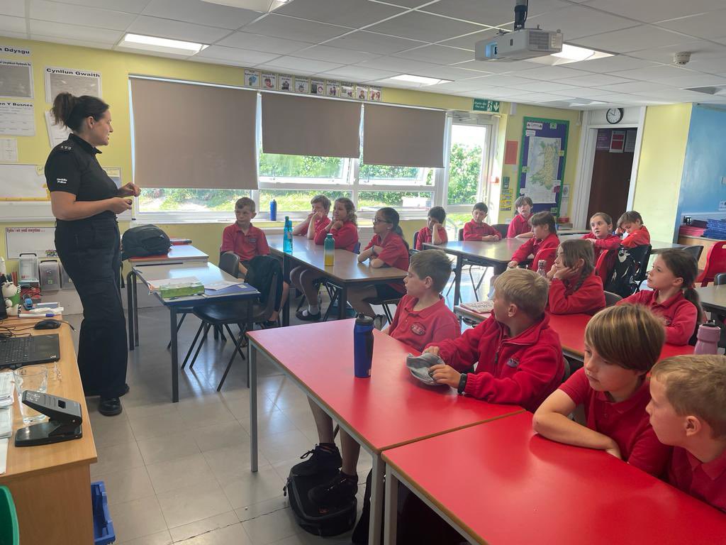 YsgolNant's tweet photo. Cyflwyniad gwych gan PC Cath un waith eto am ffrind neu elyn!  @SchoolBeat @ysgoliachsirgar #dioglewch #iechydalles Thanks PC Cath for supporting our learning as ususal. https://t.co/sJeY4ES20x