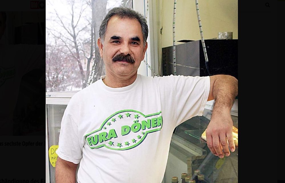 Heute vor 18 Jahren wurde #IsmailYaşar von #NSU -Nazis in seinem eigenen Dönerimbiss in #Nürnberg mit 5 Schüssen ermordet. Auch hier ging die Polizei bei ihren Ermittlungen davon aus, dass Yaşar in kriminellen Machenschaften verwickelt sei, was sich als falsch entpuppte 
RIP 🌹🌹