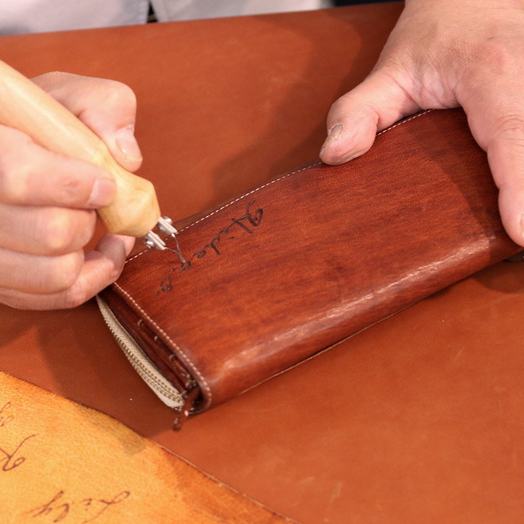 maruyaselection's tweet image. ギフトに人気の、焼きペン名入れ馬革財布😊
珍しい手書きタイプで、社長が想いを込めて入れています✒️
#こだわりの革MARUYAselection
#REALMIND
#FORO
#父の日ギフト 
maruya-selection.com/collections/na…