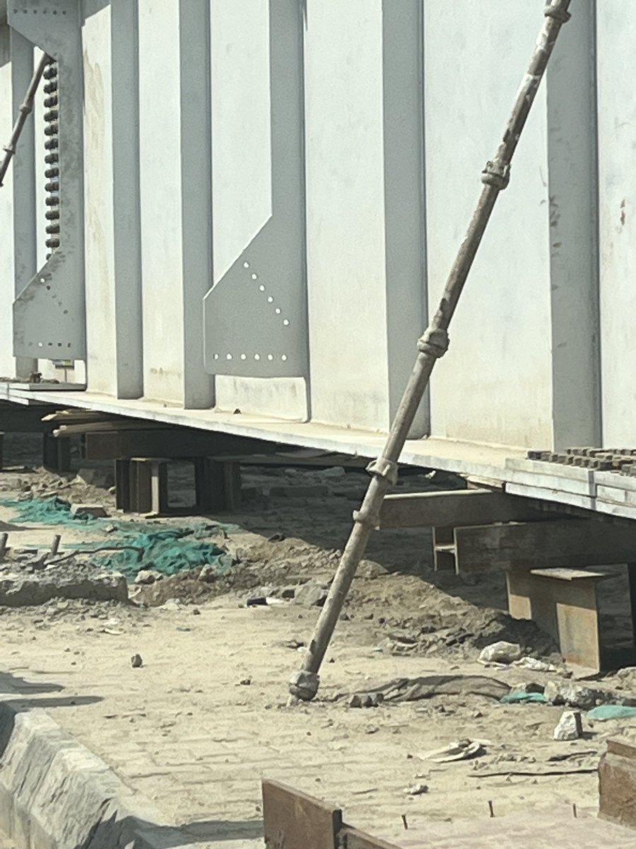 rubensagar's tweet photo. @DelhiPwd  may please look into unsafe stacking of Steel girders. No proper support, it might topple any time. Mishap is waiting. Location - Sarai Kale Khan. Contractor- Gawar Construction https://t.co/AGicGu7nZG