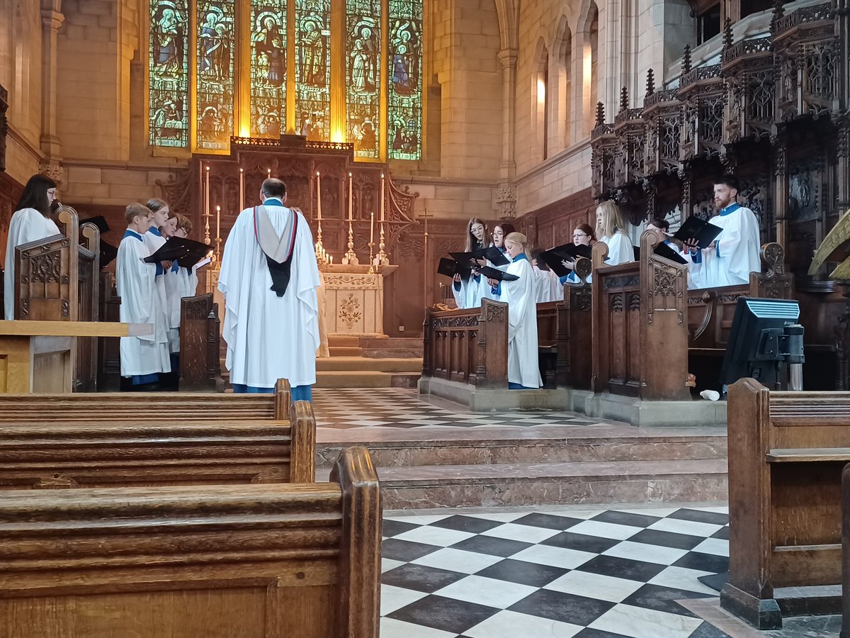 It was wonderful to mark the feast of Corpus Christi yesterday with Evensong and Benediction in the @ripleystthomas Chapel. Excellent singing (Ayleward/Morley/Byrd) from the Chapel Choir. Thanks to @RevLeahVS and @kaarinaleong from @LancasterPriory for leading the service.