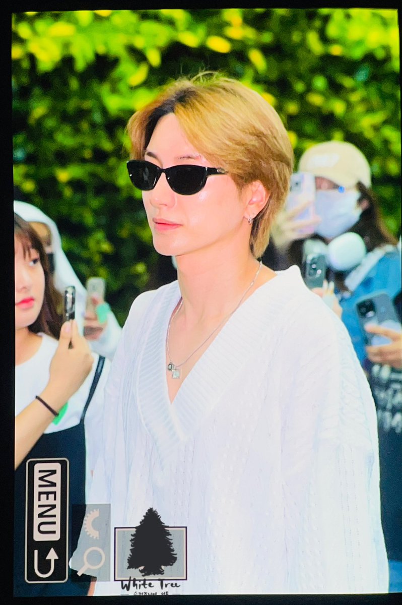 230609 출국
잡지모델 맞나요..? 😳

#이특 #LEETEUK #イトゥク #利特 #슈퍼주니어 #SUPERJUNIOR <a href="/special1004/">Lee Teuk</a>