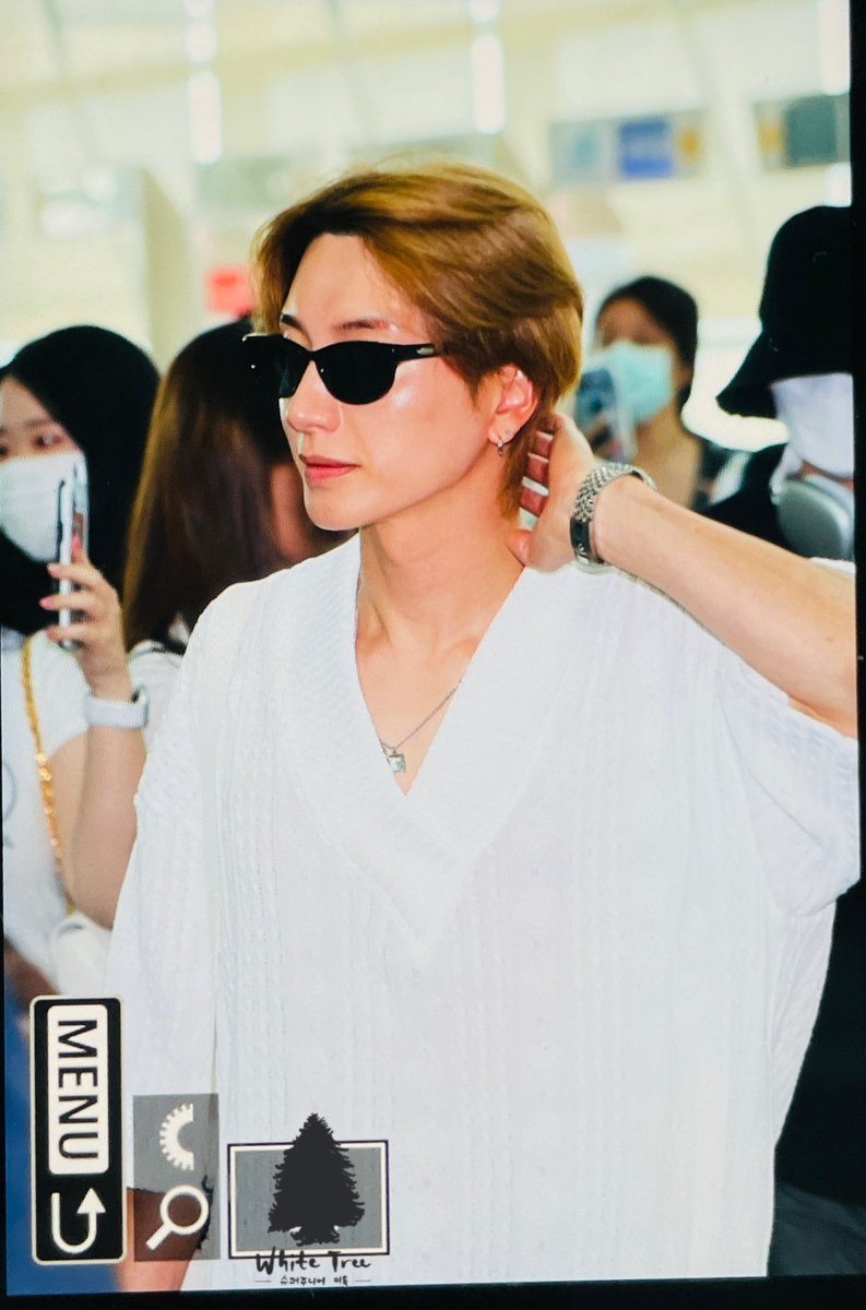 whitetree701's tweet photo. 230609 출국
잡지모델 맞나요..? 😳

#이특 #LEETEUK #イトゥク #利特 #슈퍼주니어 #SUPERJUNIOR @special1004 https://t.co/t2viRznUXu