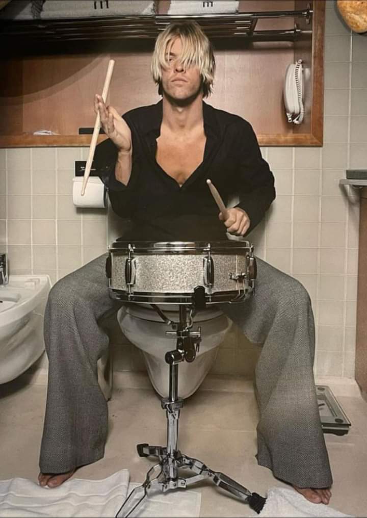 This pic is so original and quirky...I love it!👍❤
Friday #taylorhawkins🦅 pic
#neverforgetTaylorHawkins 🖤🕊🙏💔