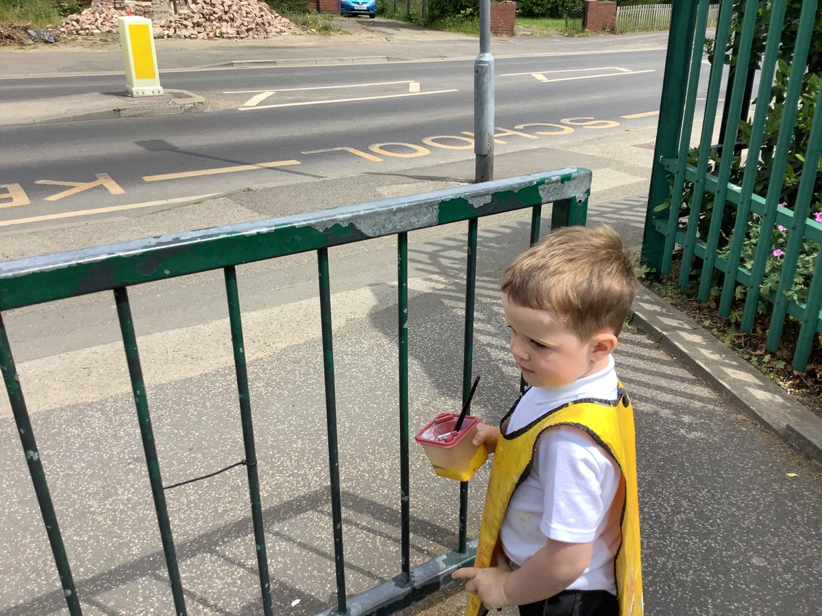 Road safety in the Daisies🚦To make our road safe the Daisies decided to make their very own traffic lights. After lots of problem solving they decided that we needed a big box.We wrote a letter asking Mr Jones for some large boxes which we hand delivered #inthemoment 🚗🚦x