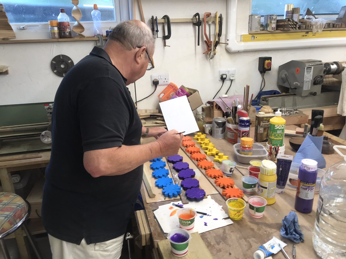 “Men do paint !”
Bob’s painting flowers for our summer fayre. Wait till you see the finished items 🌺 #MensSheds #iwnews 
@HIWCF 
@CoSandown 
@coopuk 
@RankFoundation 
@WestonFdn 
@UKMensSheds