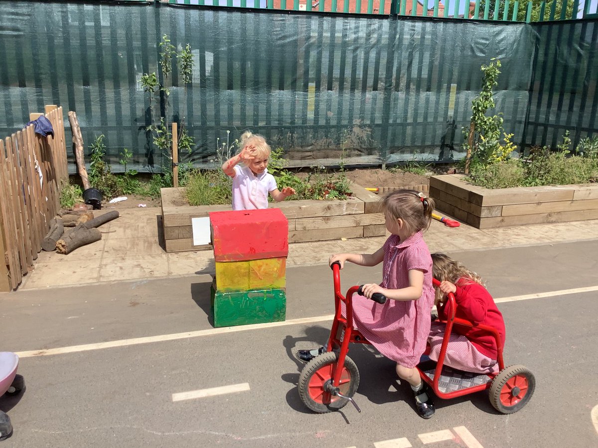 Thank you Mr Jones for our large boxes. After lots of team work we created our traffic lights. Our road is now safe and the traffic is slower. #inthemoment 🚦🚗 xx