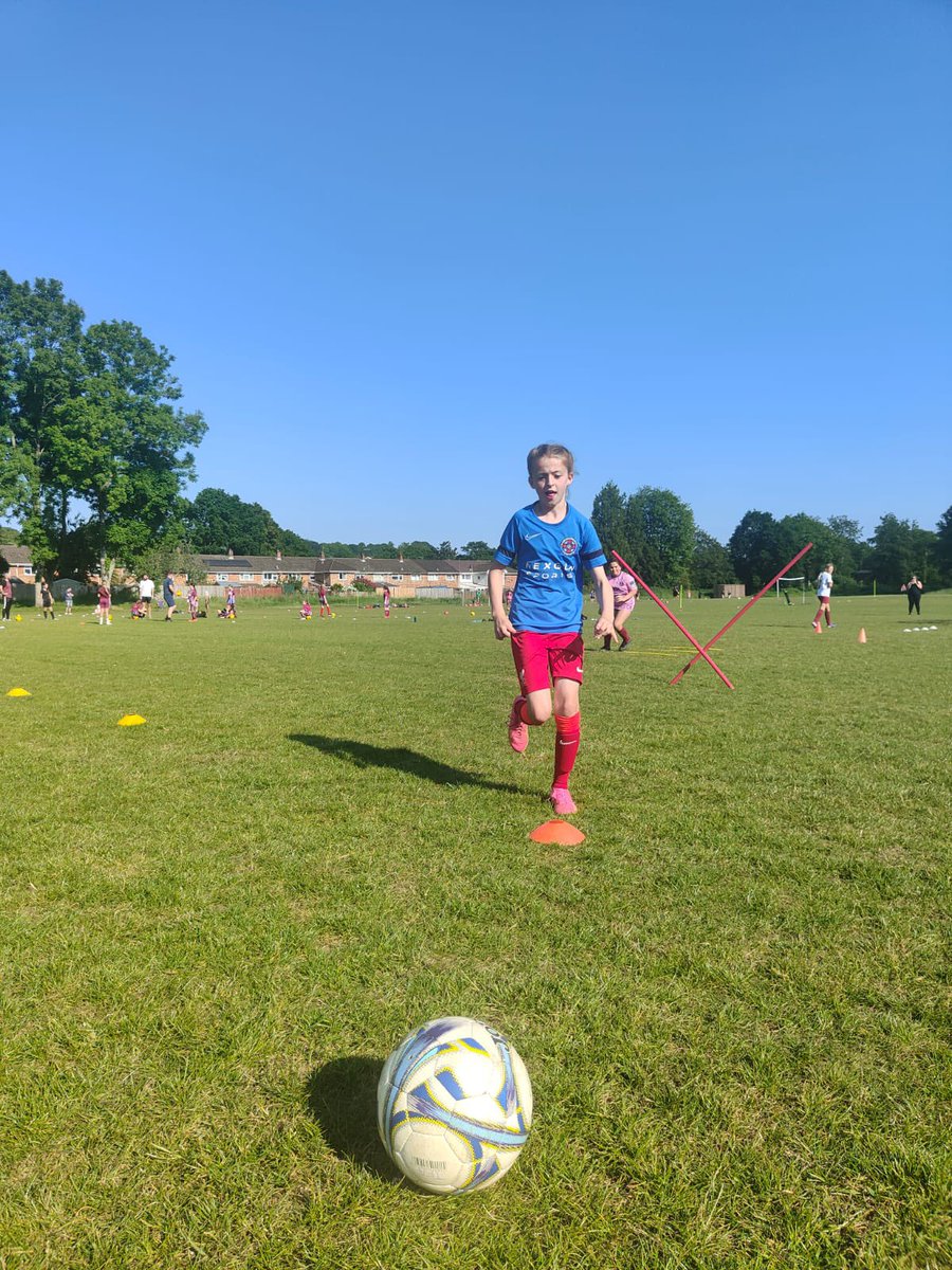 LlanyGirlsAFC's tweet photo. Great training session lastnight with the U11s squad - next season's U12s ⚽️

#HerGameToo #upthellany #llanygirls https://t.co/khQdUg97gT