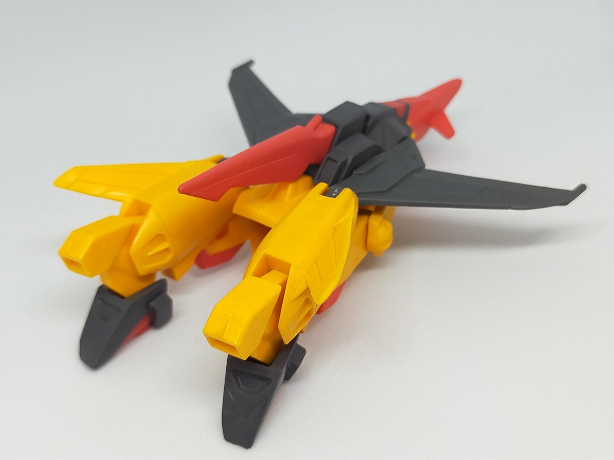 hiromra1's tweet photo. 食玩のムラサメ バルトフェルド専用機です。意外とパーツの嵌め合いがしっかりしていて良い変形具合でした✈
#GFLEX #ムラサメ #バルトフェルド専用機 https://t.co/DYh1w6rhuQ