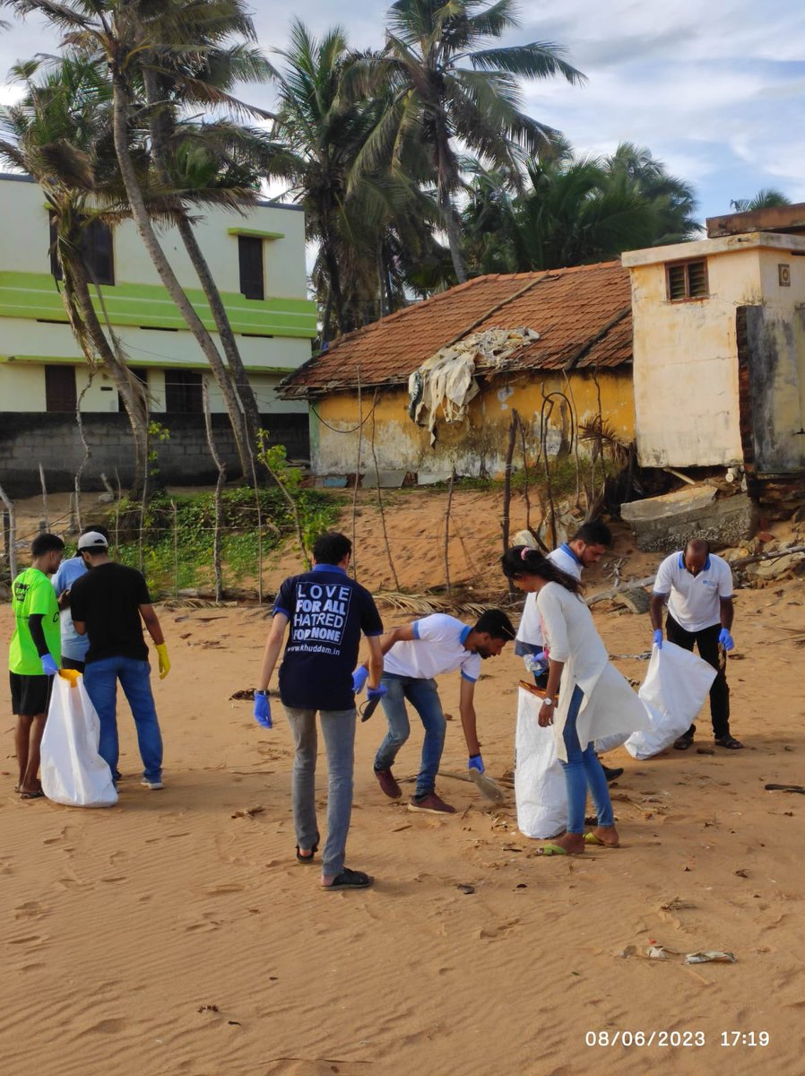 islaminind's tweet photo. On the occasion of #WorldOceansDay, members of our #Thiruvananthapuram Chapter in collaboration with SUSTERA foundation took part in a #Beach #CleanUp Drive at Shankumukam beach, #Trivandrum, #Kerala.

#WorldOceanDay #OceansDay https://t.co/g6QMkaf8Wn