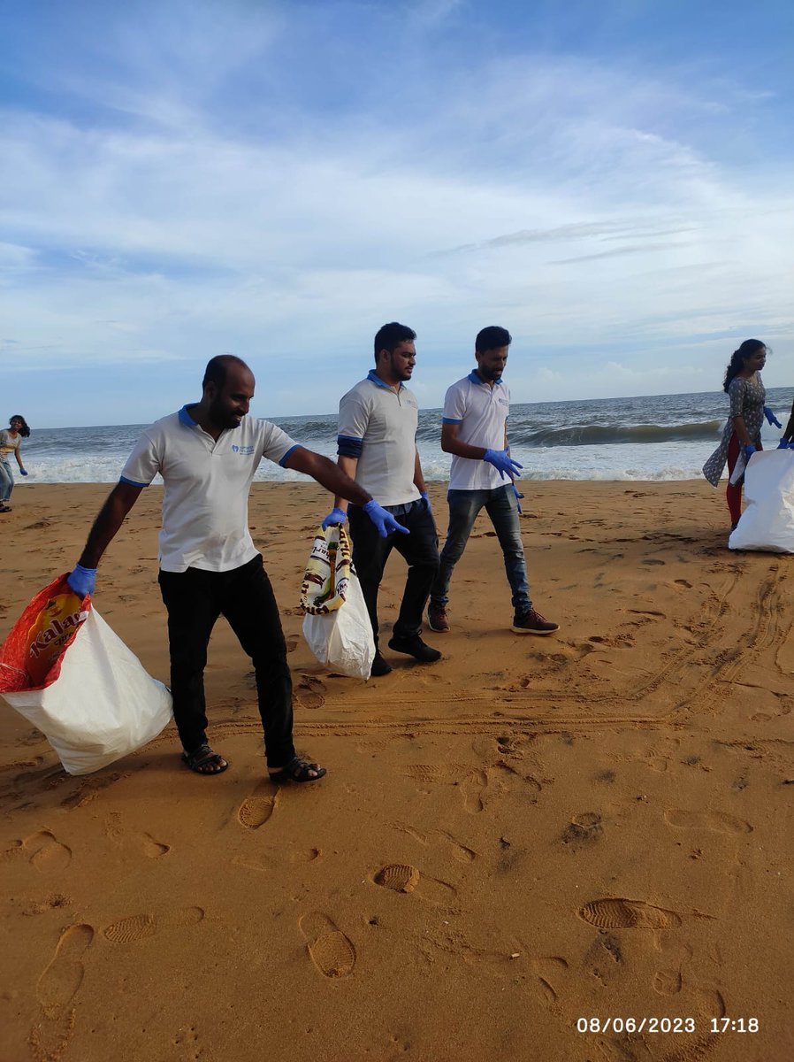 islaminind's tweet photo. On the occasion of #WorldOceansDay, members of our #Thiruvananthapuram Chapter in collaboration with SUSTERA foundation took part in a #Beach #CleanUp Drive at Shankumukam beach, #Trivandrum, #Kerala.

#WorldOceanDay #OceansDay https://t.co/g6QMkaf8Wn