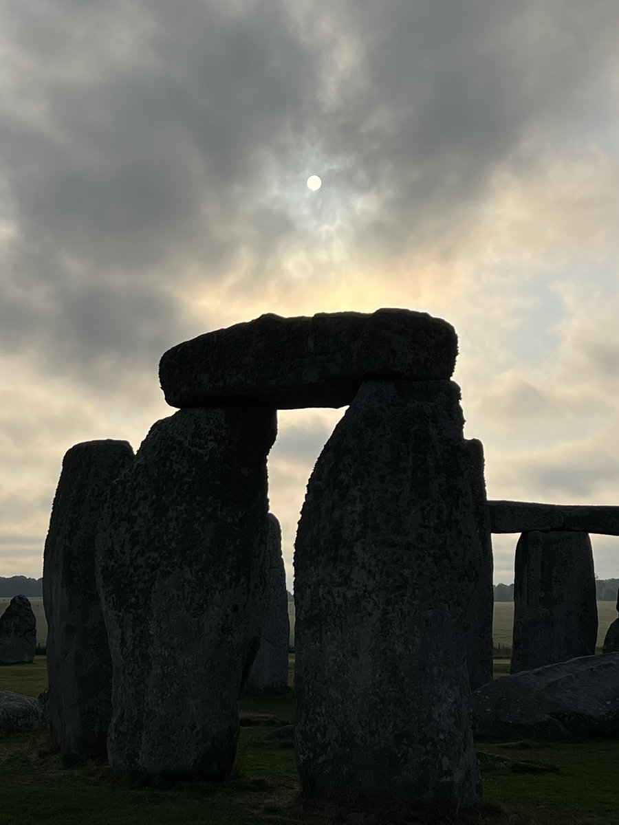 Sunrise at Stonehenge today (9th June) was at 4.54am, sunset is at 9.18pm 🌤