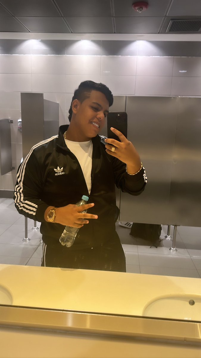 Trabajando sin descanso, soy soñador. Todos los días me levanto con más ganas, con mas hambre de triunfo y se que Dios tiene algo grande preparado para mi🙇🏽‍♂️🙏🏽  Zummbaaaa