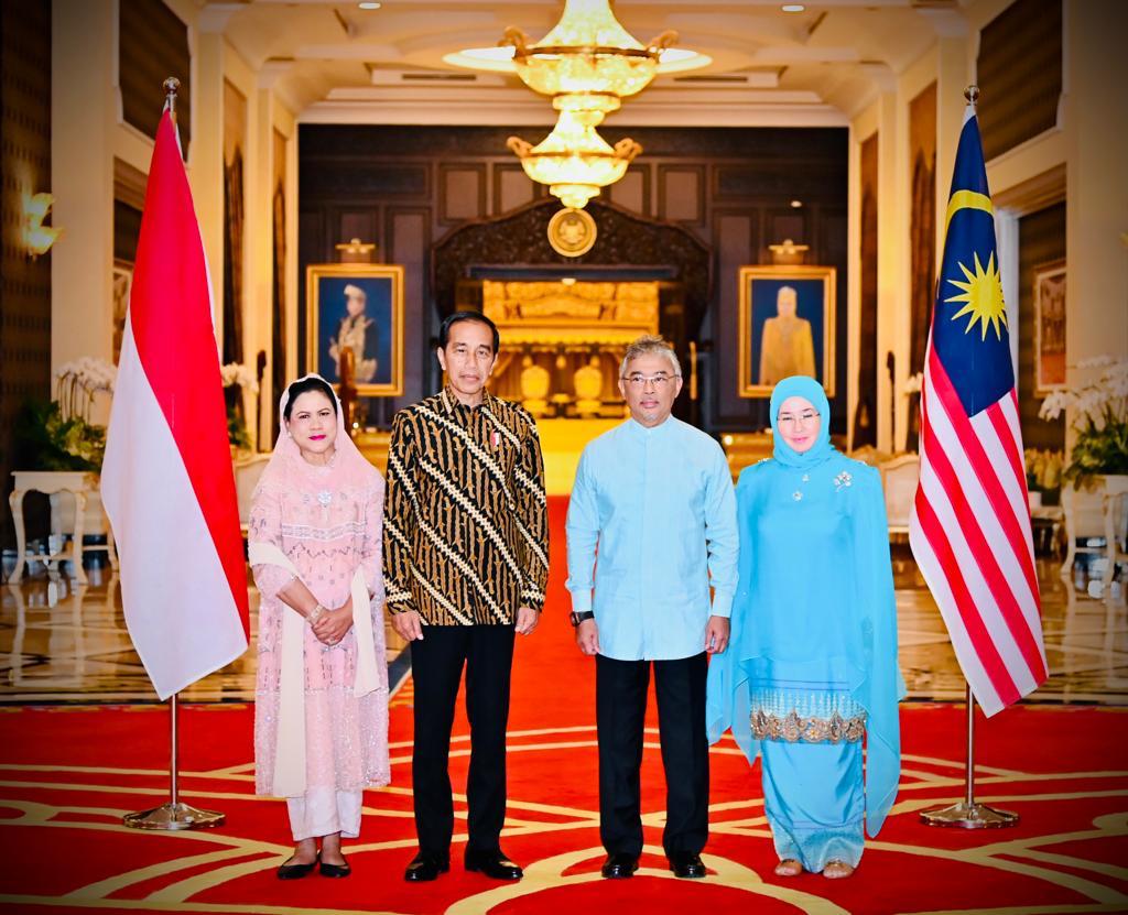 Saya dan Ibu Negara bertandang ke Istana Negara Malaysia dan diterima Yang di-Pertuan Agong Sultan Abdullah dan Permaisuri Azizah Aminah Maimunah Iskandariah, kemarin sore.

Seusai pertemuan, kami pamit dan menuju Bandara Internasional Kuala Lumpur untuk kembali ke Tanah Air.