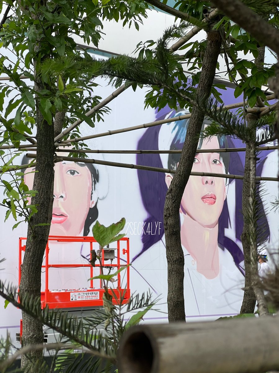 They are painting a BTS mural outside the HYBE building as RM requested on  #아포방포10Project video for 2023 BTS FESTA!

#RM #ArtistaAsiatico #SECAwards